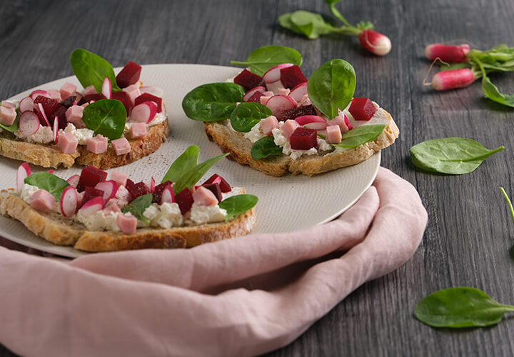 Tartines jambon, betterave, radis