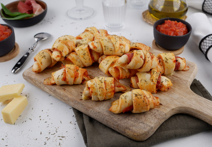 Croissants jambon cru, cantal, romarin et sauce tomates fraiches