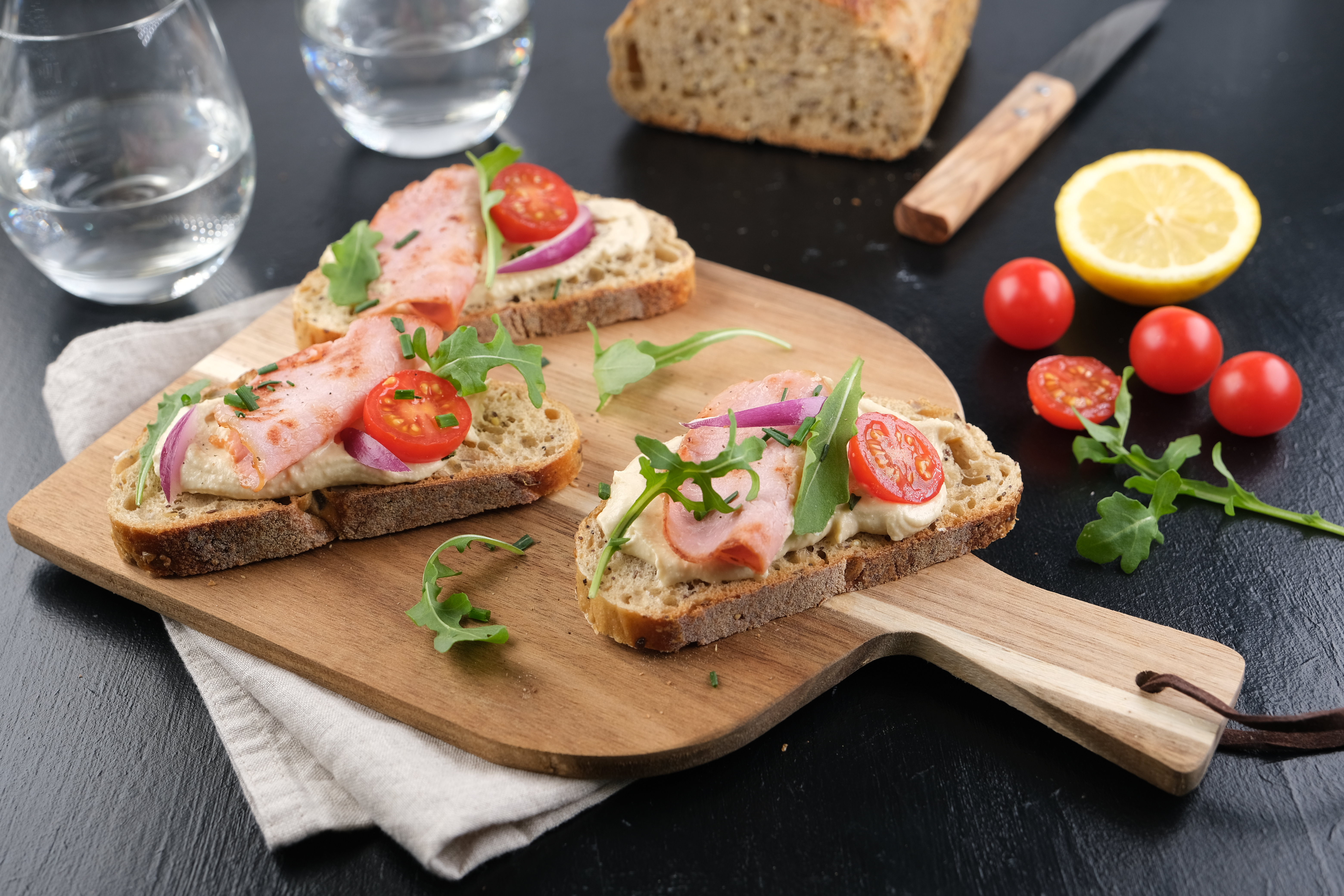 Toasts houmous, bacon, ciboulette