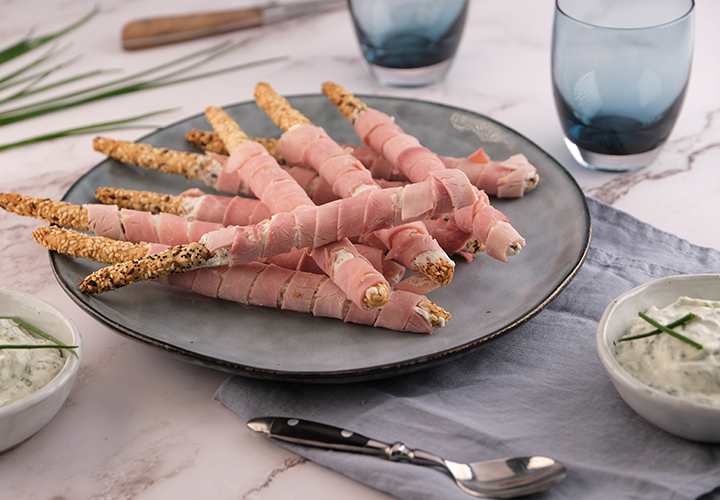 Gressins au jambon, sauce fines herbes