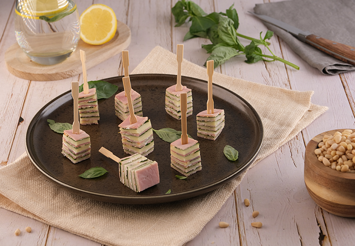 Mille-feuilles de jambon, fromage, basilic, pignon