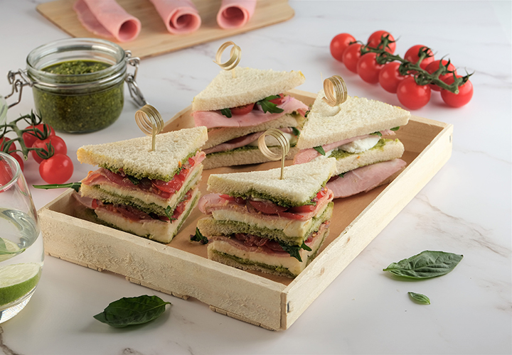 Mini Club Sandwich, pesto, jambon, mozzarella, roquette