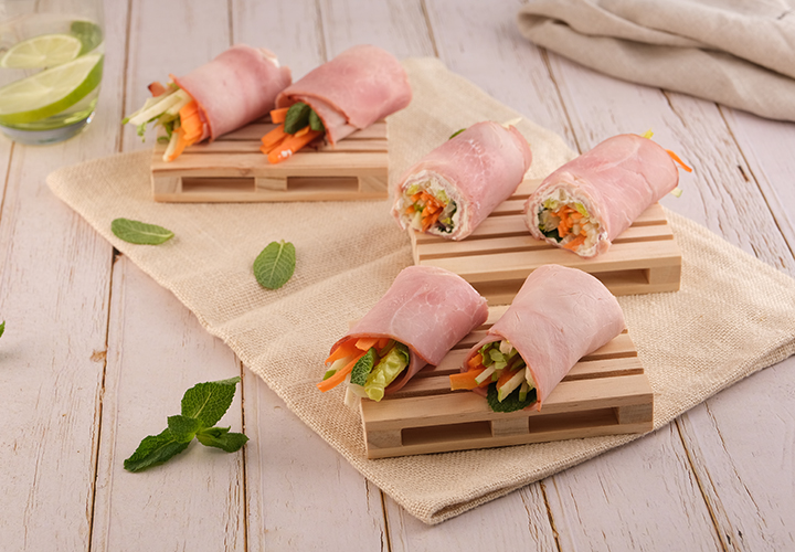 Roulés de jambon, fromage frais, carottes, pommes, menthe