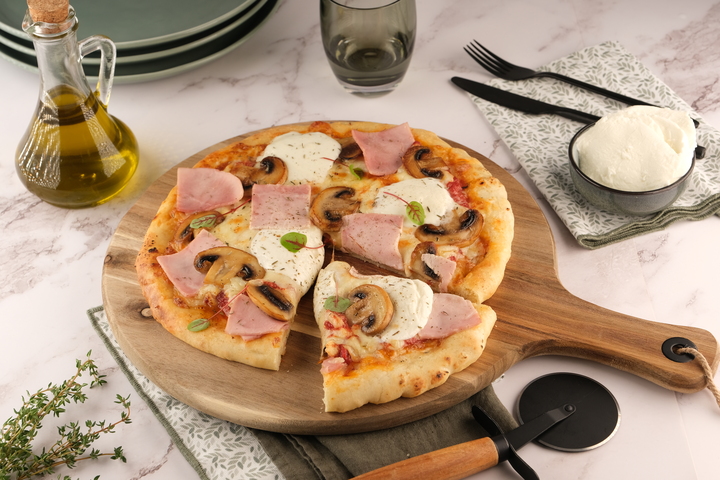 Pizza au jambon, mozzarella et champignons