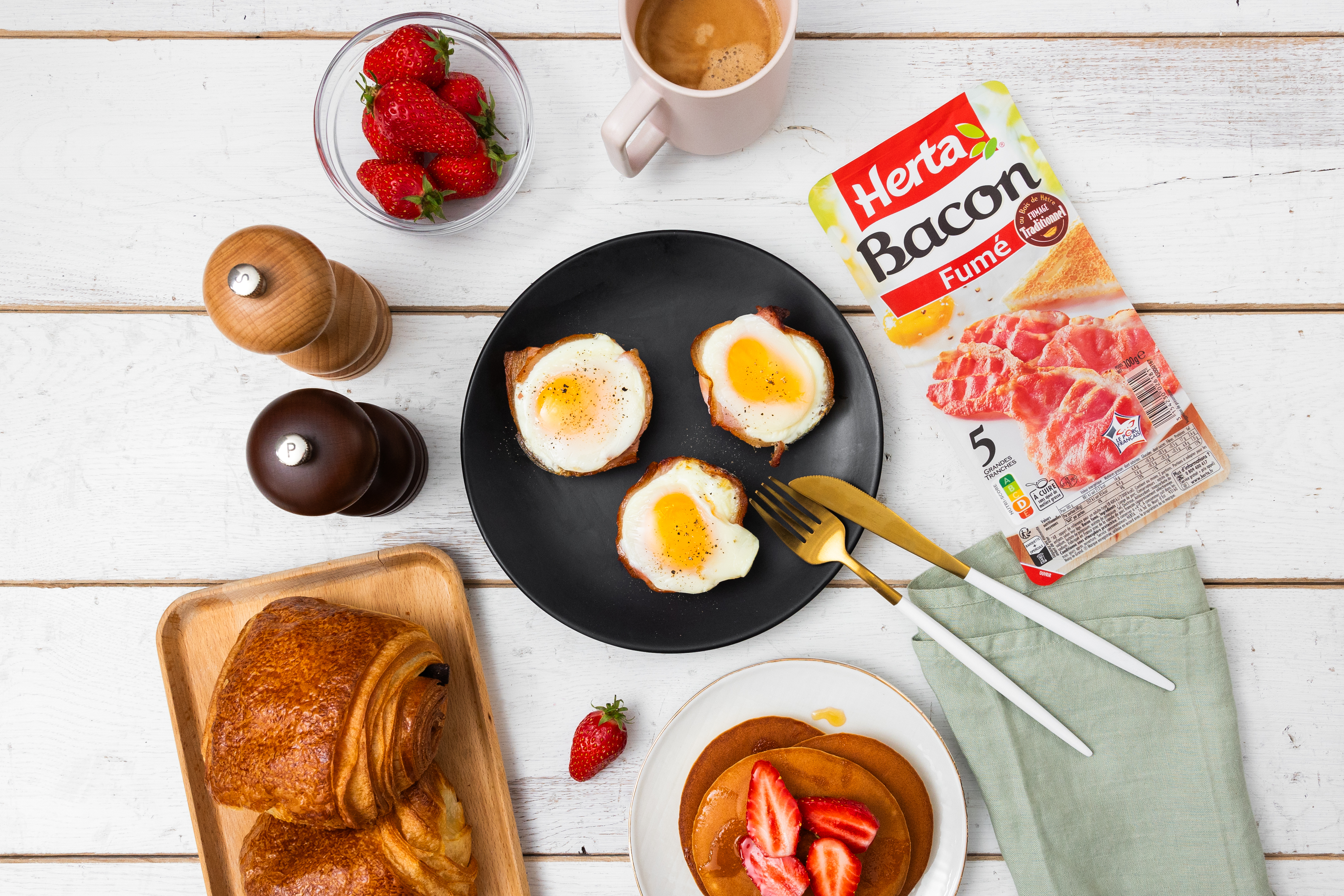 Petits Nids d'œufs et de Bacon Fumé