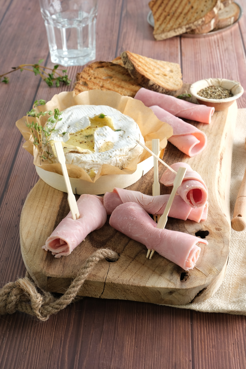 Camembert rôti au thym, roules de jambon