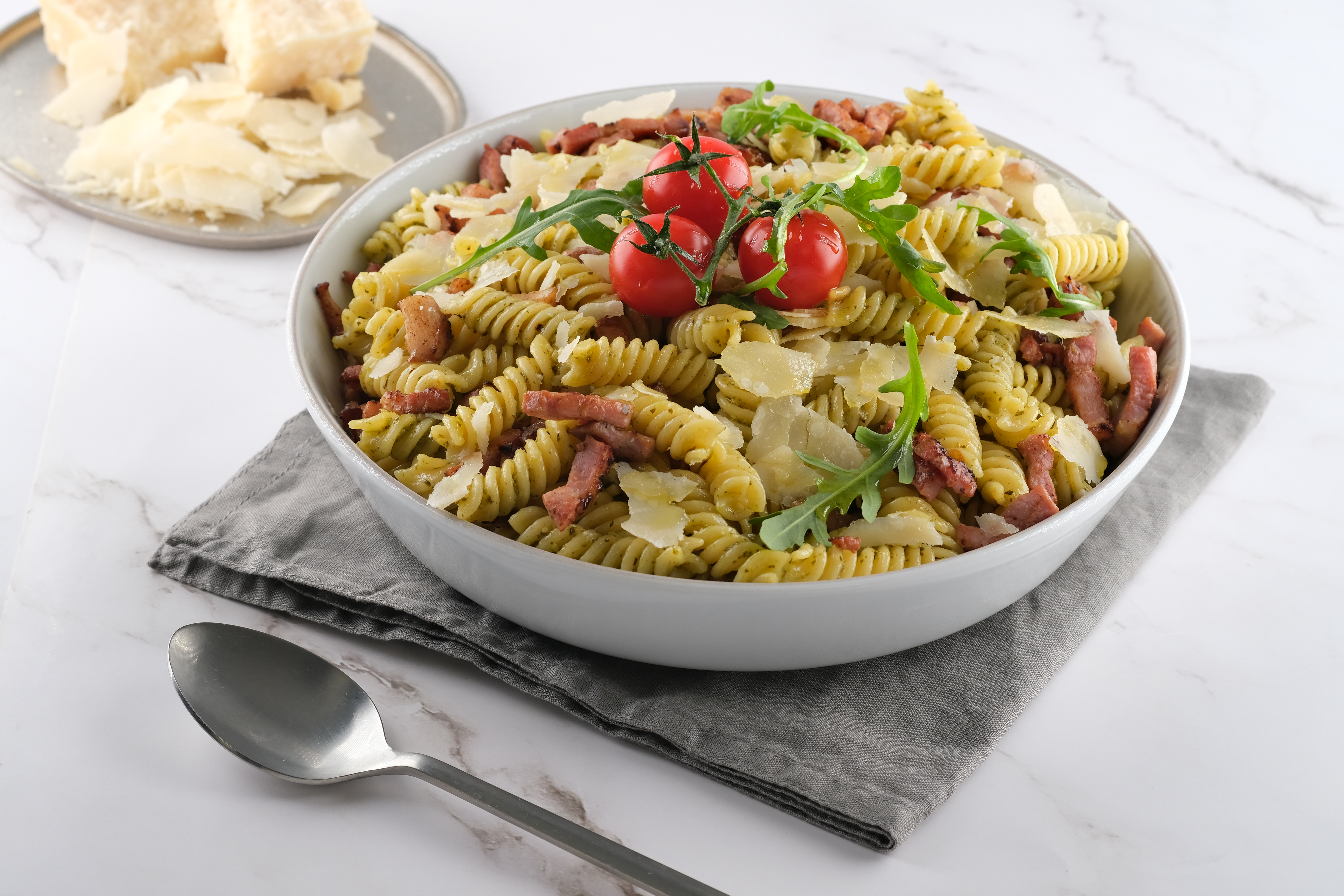 Pâtes au pesto et lardons