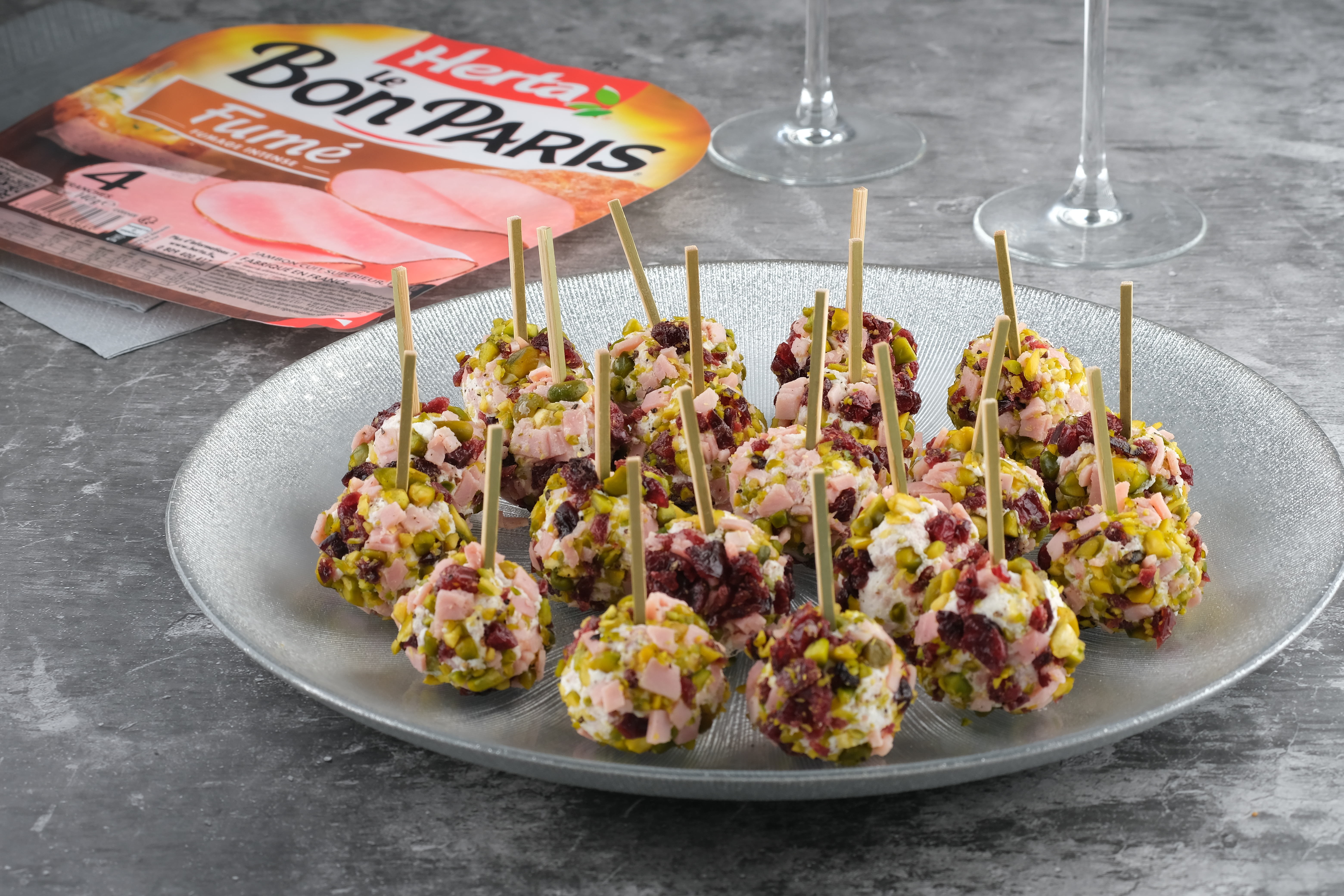 Billes de chèvre, jambon fumé, pistaches, noisettes, cranberries