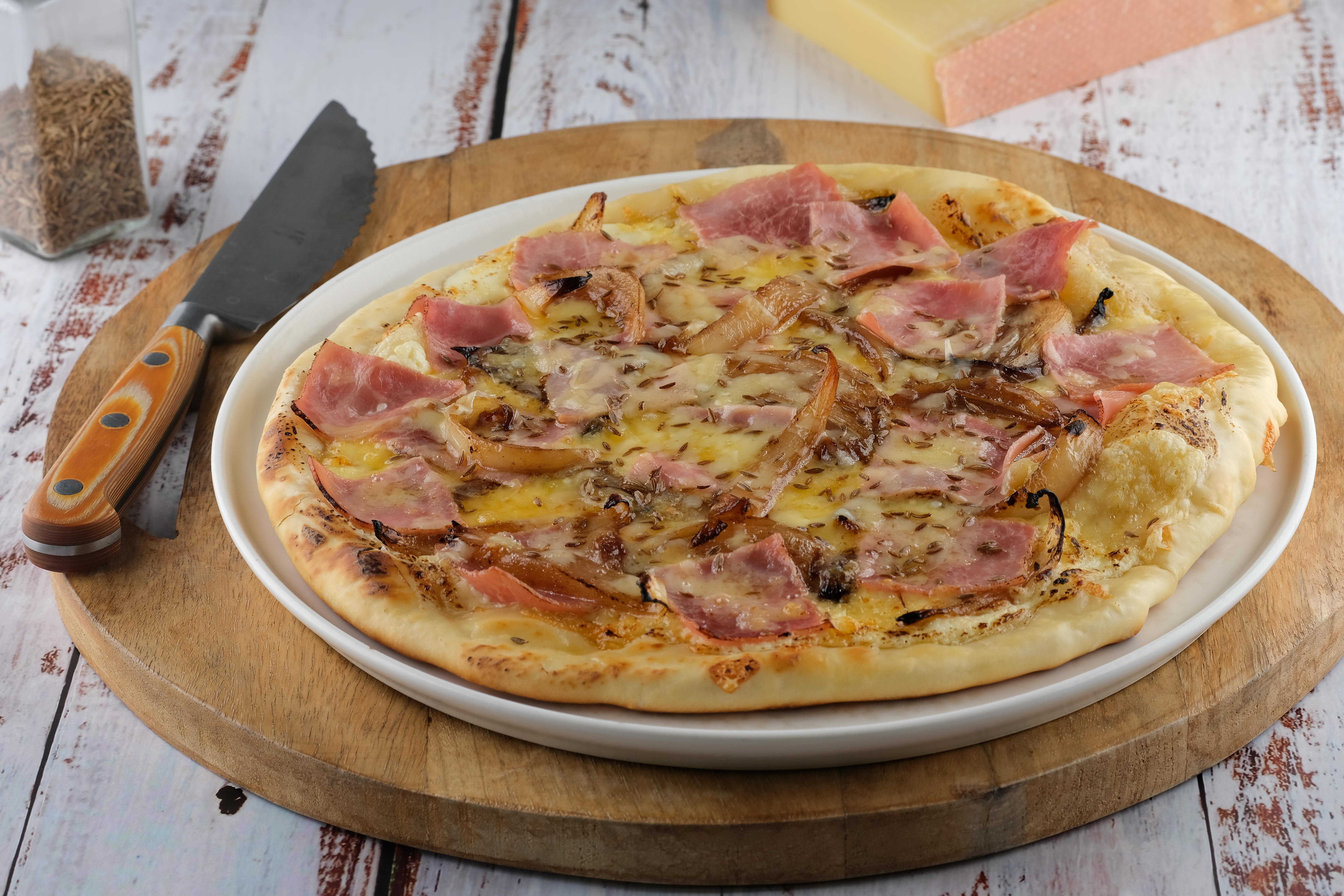Pizza Bianca — jambon fumé, champignons, raclette