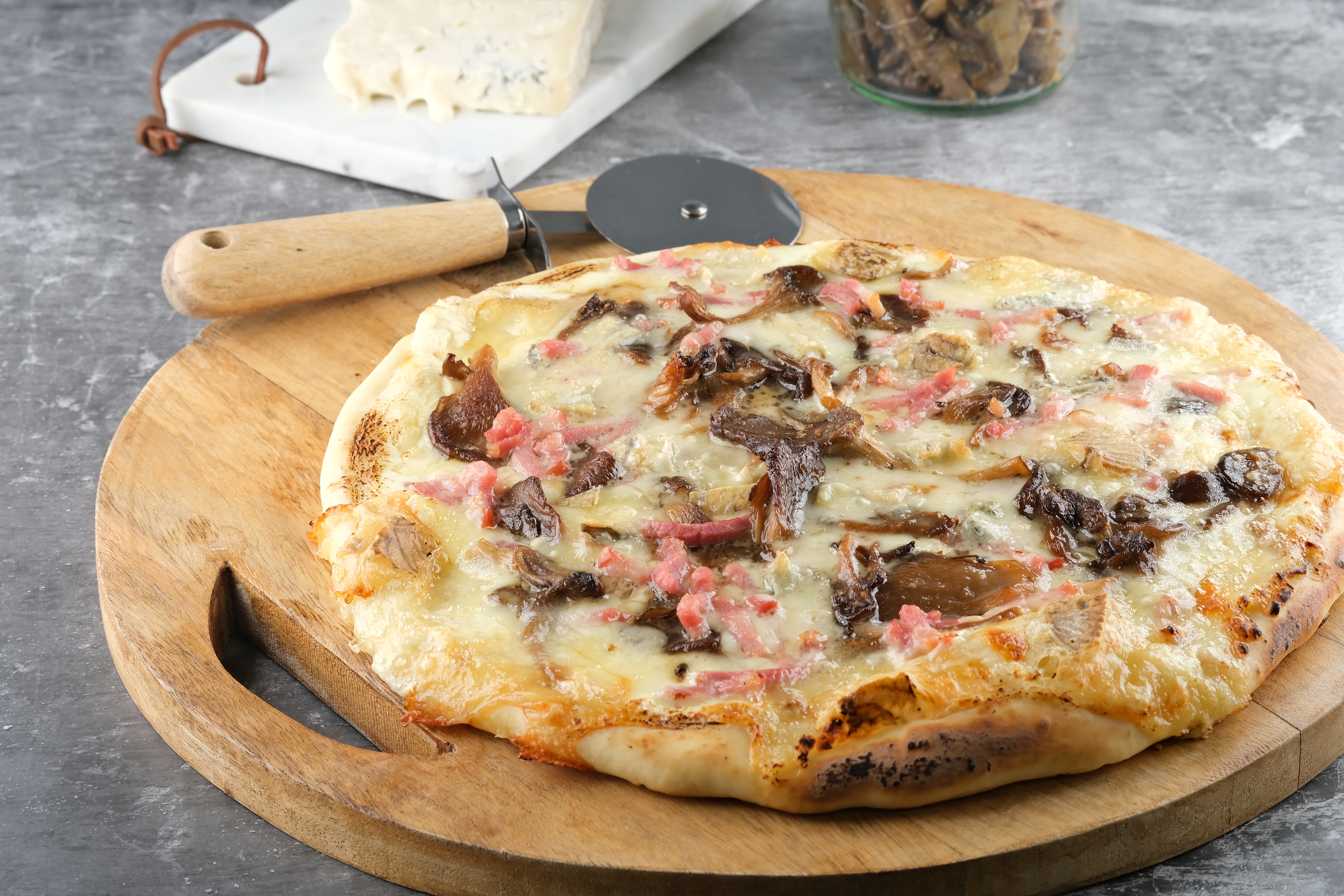 Pizza pleurottes, gorgonzola & lardons