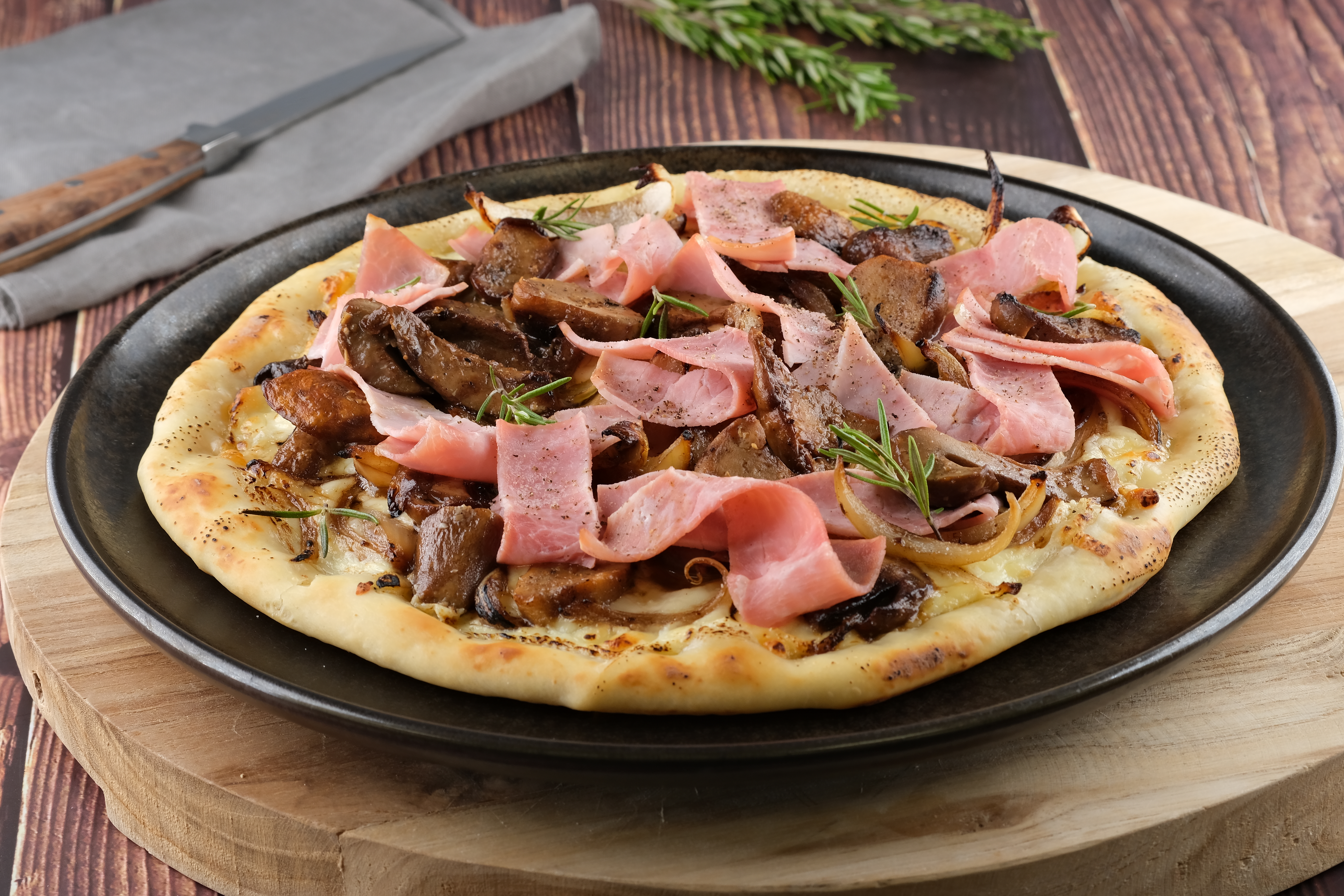 Pizza aux cèpes, jambon & mozzarella