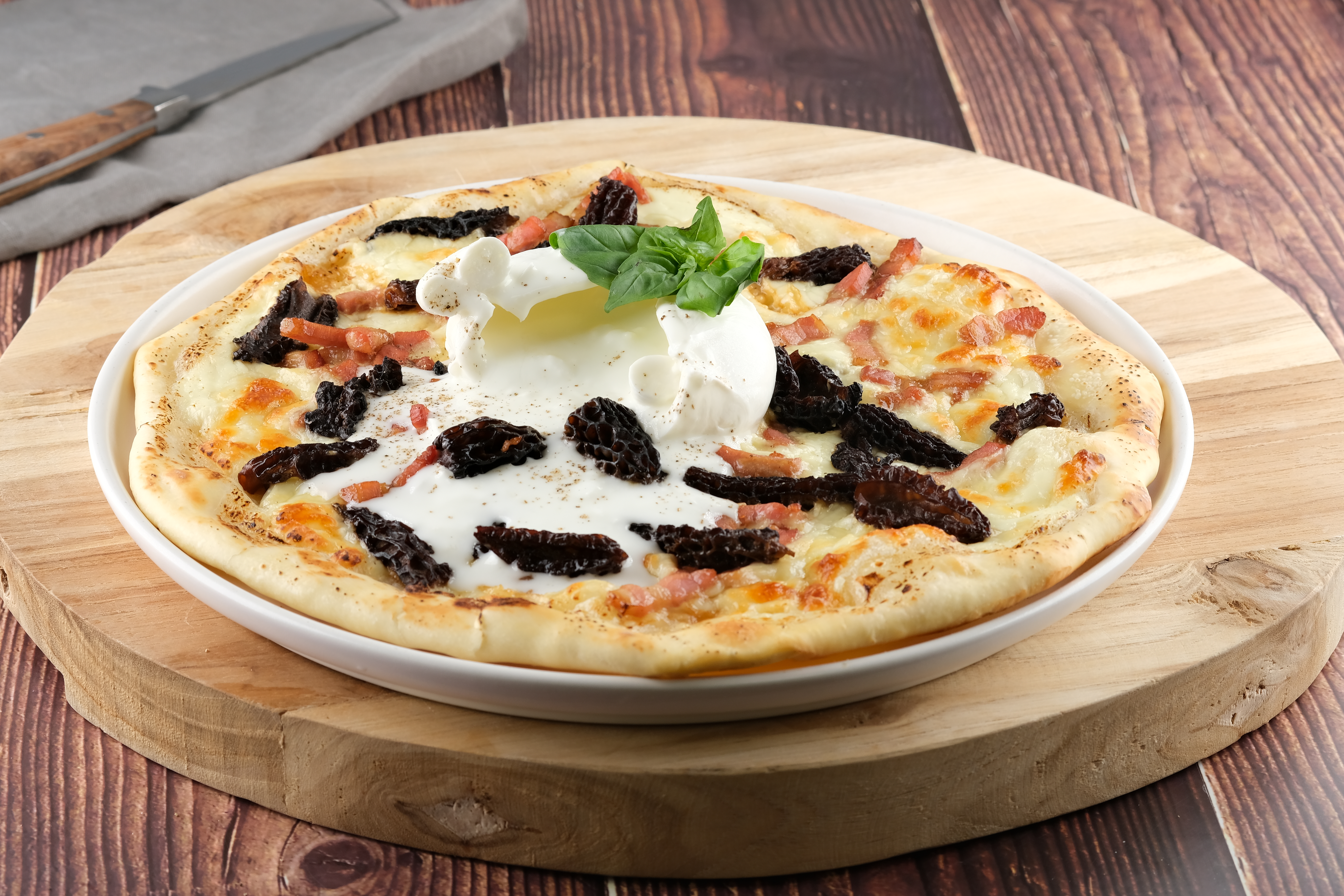 Pizza Bianca — lardons, morilles, buratta