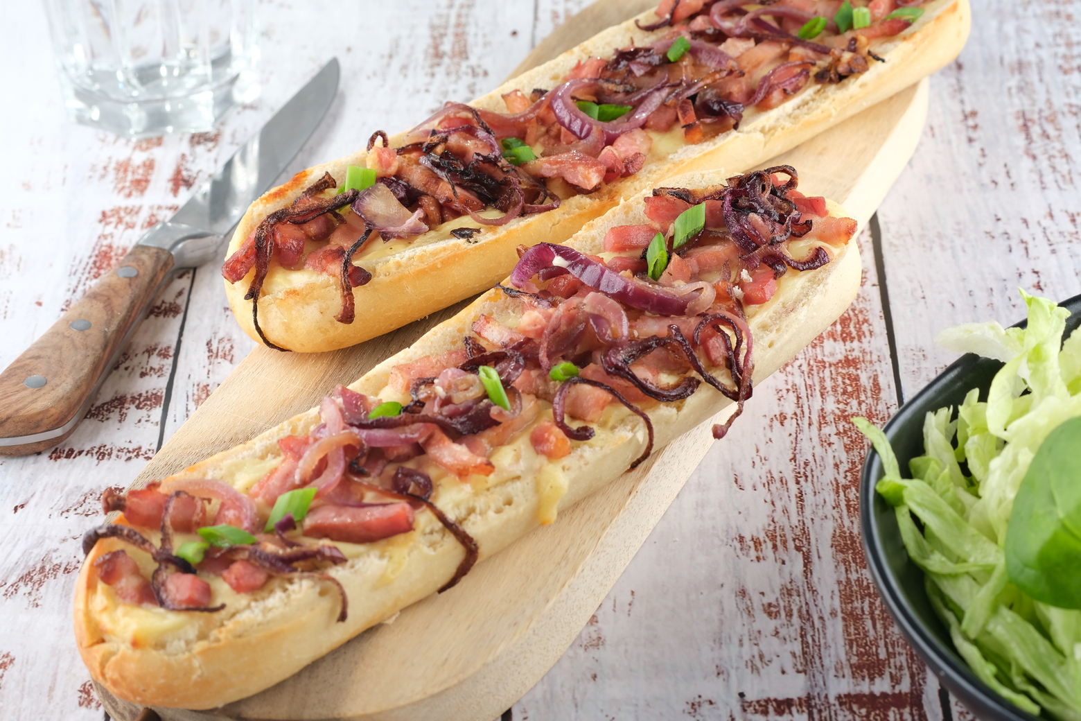 Baguettines gratinées aux lardons, oignons fondants et emmental