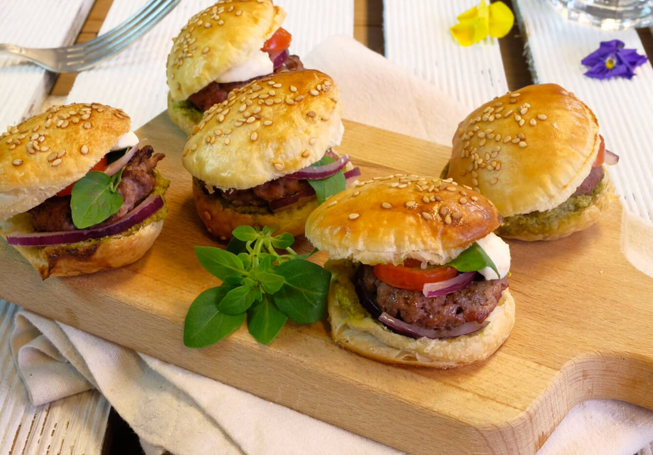 Mini Hamburgers feuilletés au basilic, tomates, mozzarella