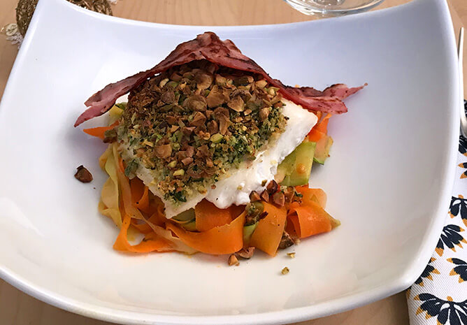 Dos de cabillaud croûte de pistache, chips de poitrine et petits légumes