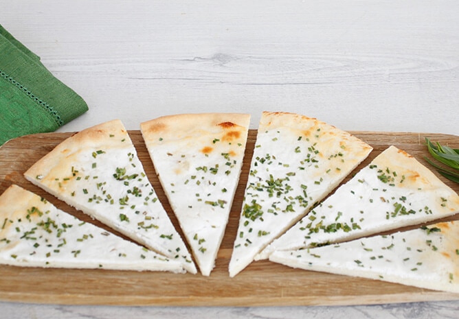 Pizza fromage frais et herbes