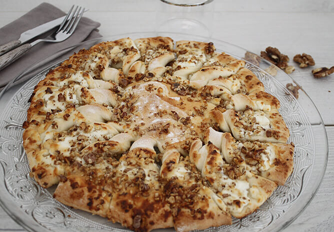 Pizza soleil chèvre noix et miel