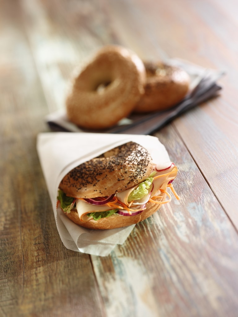Bagels au poulet, légumes croquants, sauce au fromage blanc et fines herbes