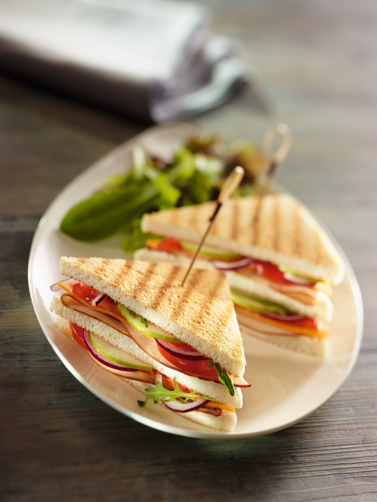 Club Sandwich au filet de poulet, tomates, salade et fromage frais