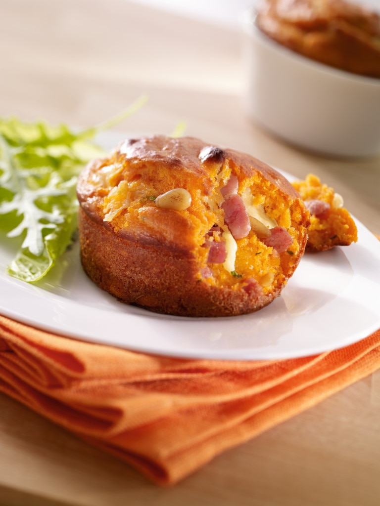 Muffins à la tomate, lardons, comté et basilic
