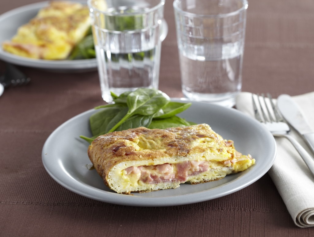 Omelette au jambon et au fromage