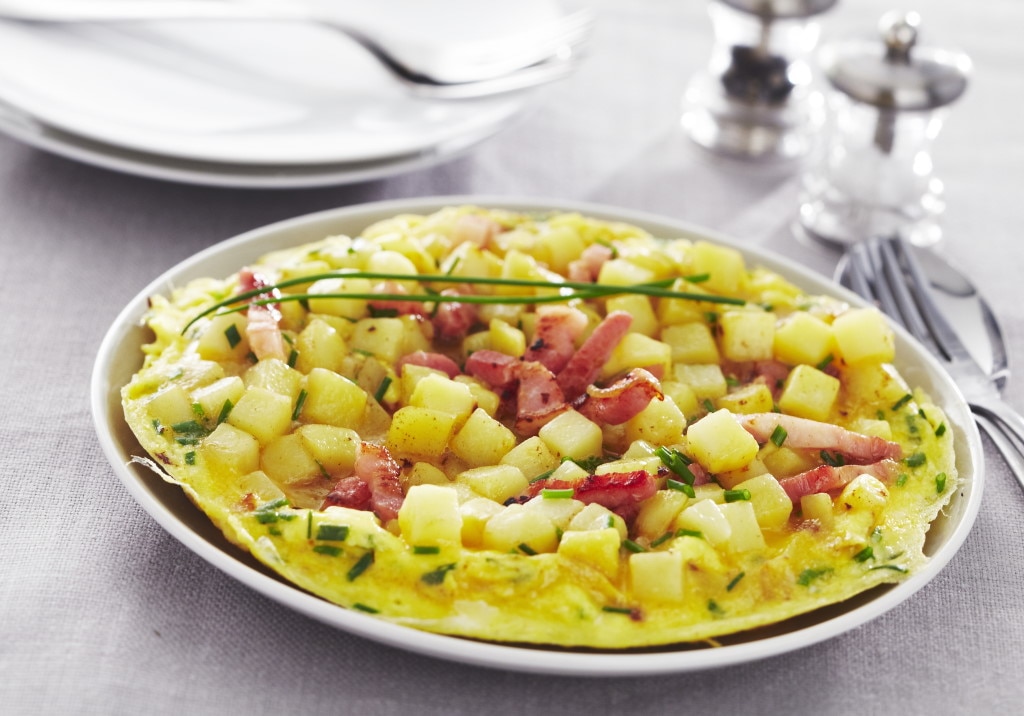 Omelette de pommes de terre aux lardons et ciboulette