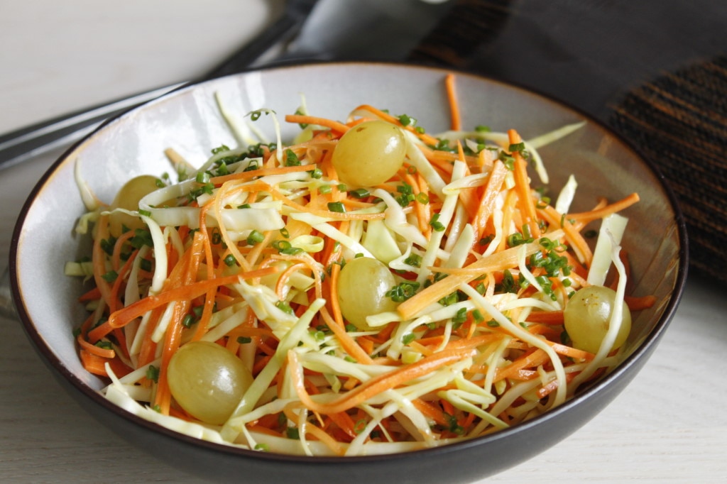 Salade de chou, carottes et raisins