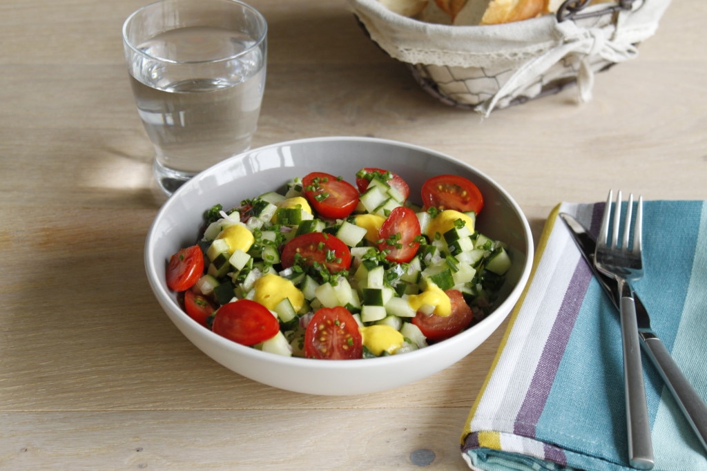 Salade de concombre, crème de maïs et tomates cerises