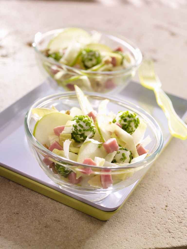 Salade d'endives au jambon, noix et billes de fromage de chèvre