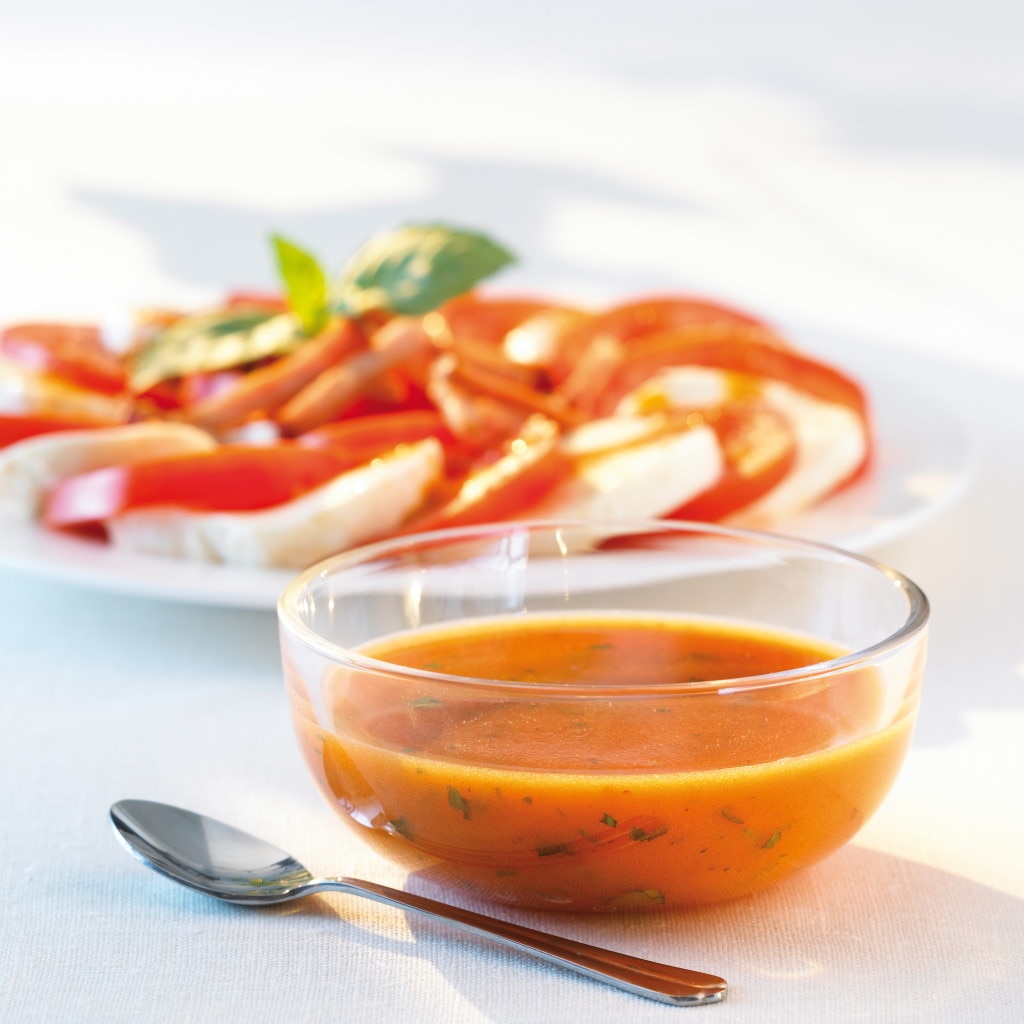 Salade tomates mozzarella au bacon grillé et vinaigrette provençale