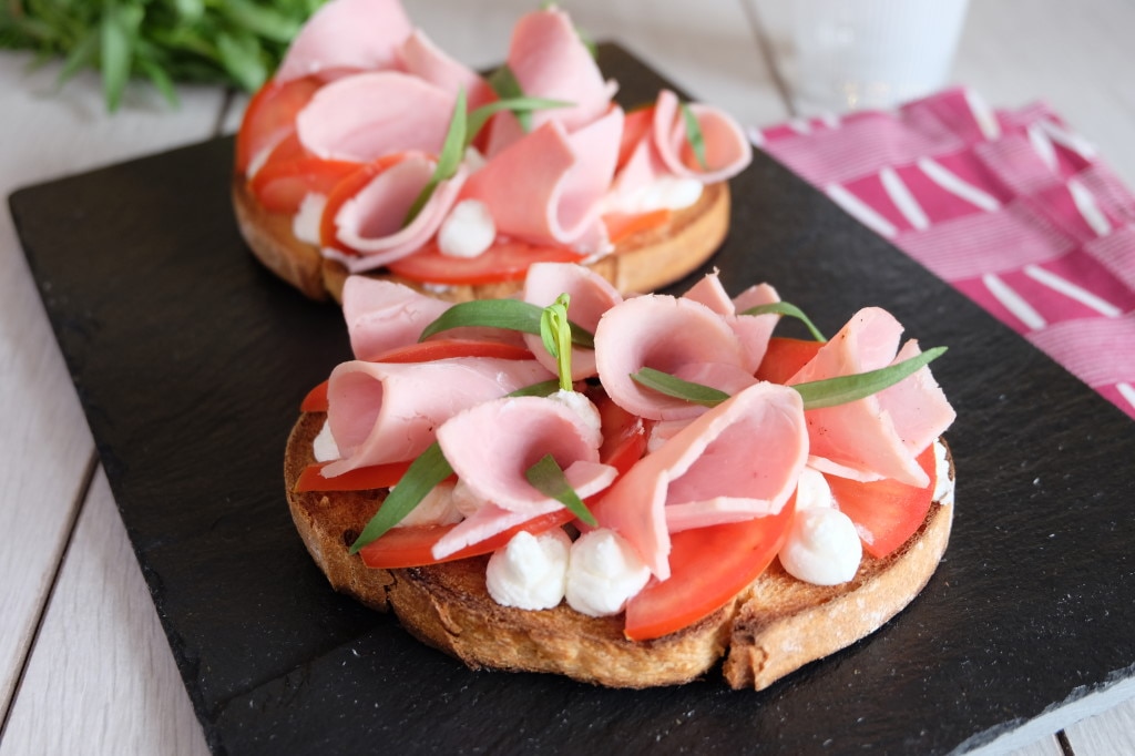 Tartine jambon tomate et fromage de chèvre