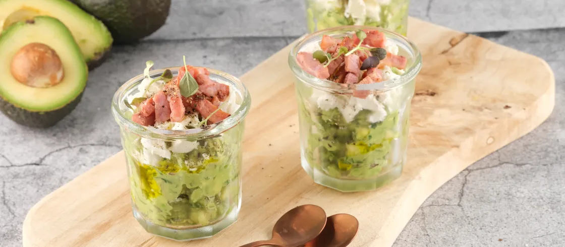 Verrines avocat, lardons et féta