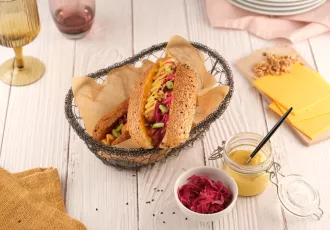 Hot Dog Knacki, pickles chou rouge, cheddar, moutarde HORIZONTALE
