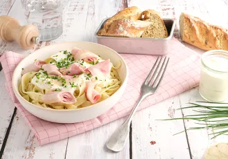 Tagliatelles au jambon et crème de fromage de chèvre, ciboulette