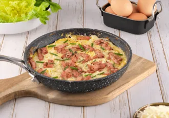 Omelette lardons fromage