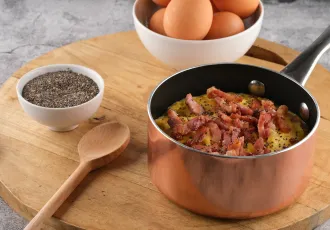 Oeufs brouillés aux lardons et graines de chia