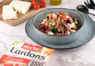 Salade grecque aux lardons, olives, féta et graines de chia