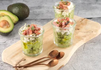 Verrines avocat, lardons et feta