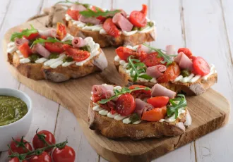 BRUSCHETTAS AU PESTO, TOMATE ET JAMBON