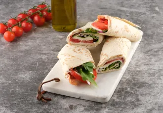 Wraps bacon, tomates, mozzarella et basilic