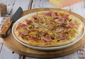 PIZZA BIANCA — JAMBON FUMÉ, CHAMPIGNONS, RACLETTE