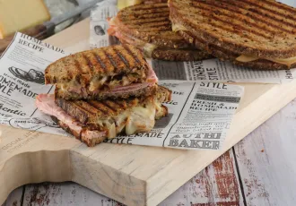 Sandwich Jambon Fumé, Oignon, Raclette Fumée