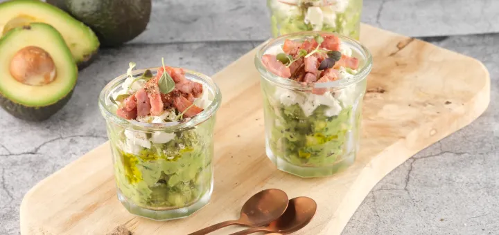 Verrines avocat, lardons et féta