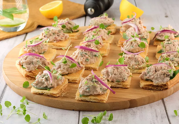Toasts feuilletés, rillettes de thon, citron, basilic