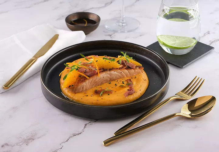 DOS SAUMON A L'ORANGE, CREME DE PATATE DOUCE AUX ALLUMETTES ET CIBOULETTE