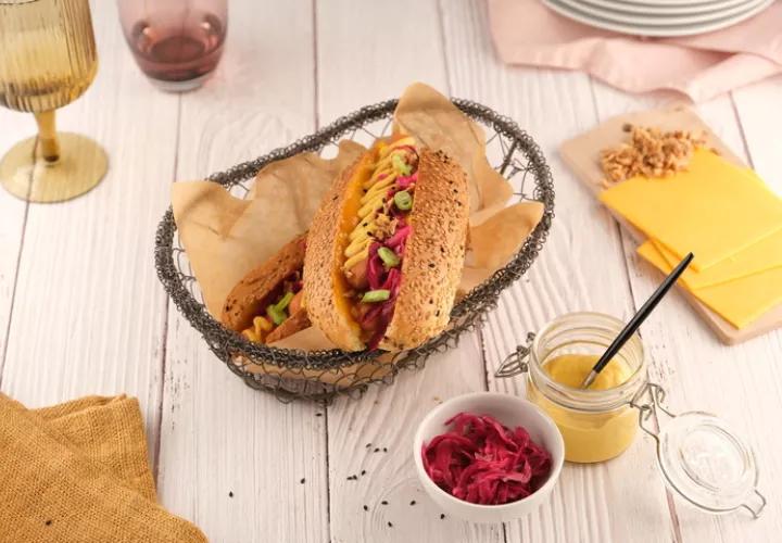 Hot Dog Knacki, pickles chou rouge, cheddar, moutarde HORIZONTALE