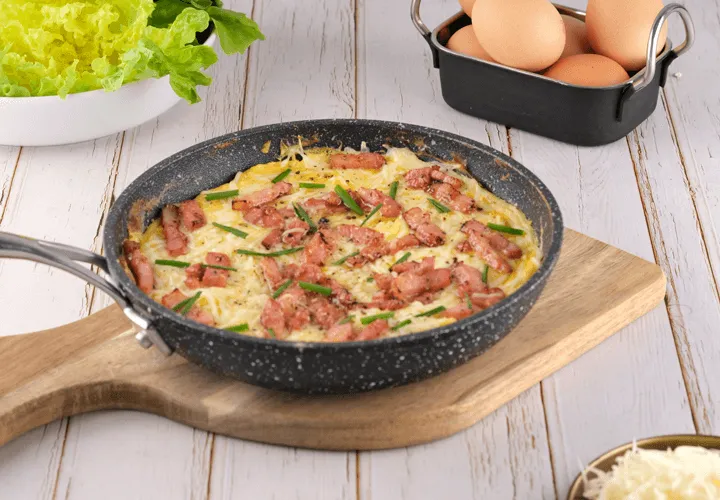 Omelette lardons fromage