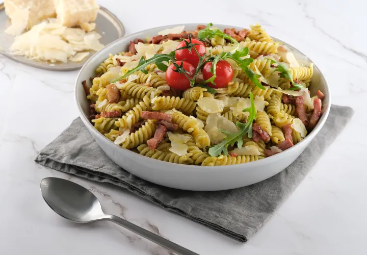 PÂTES AU PESTO ET LARDONS