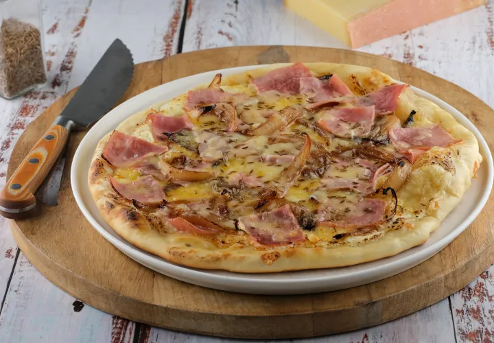 PIZZA BIANCA — COMTÉ & JAMBON FUMÉ