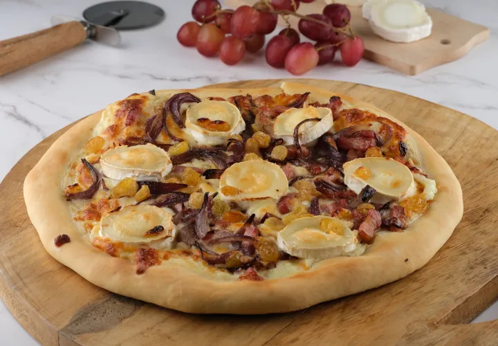 PIZZA BIANCA — RAISINS, CHÈVRE & LARDONS